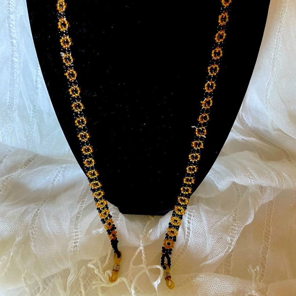Daisy flower black and yellow seedbeads glasses holder
